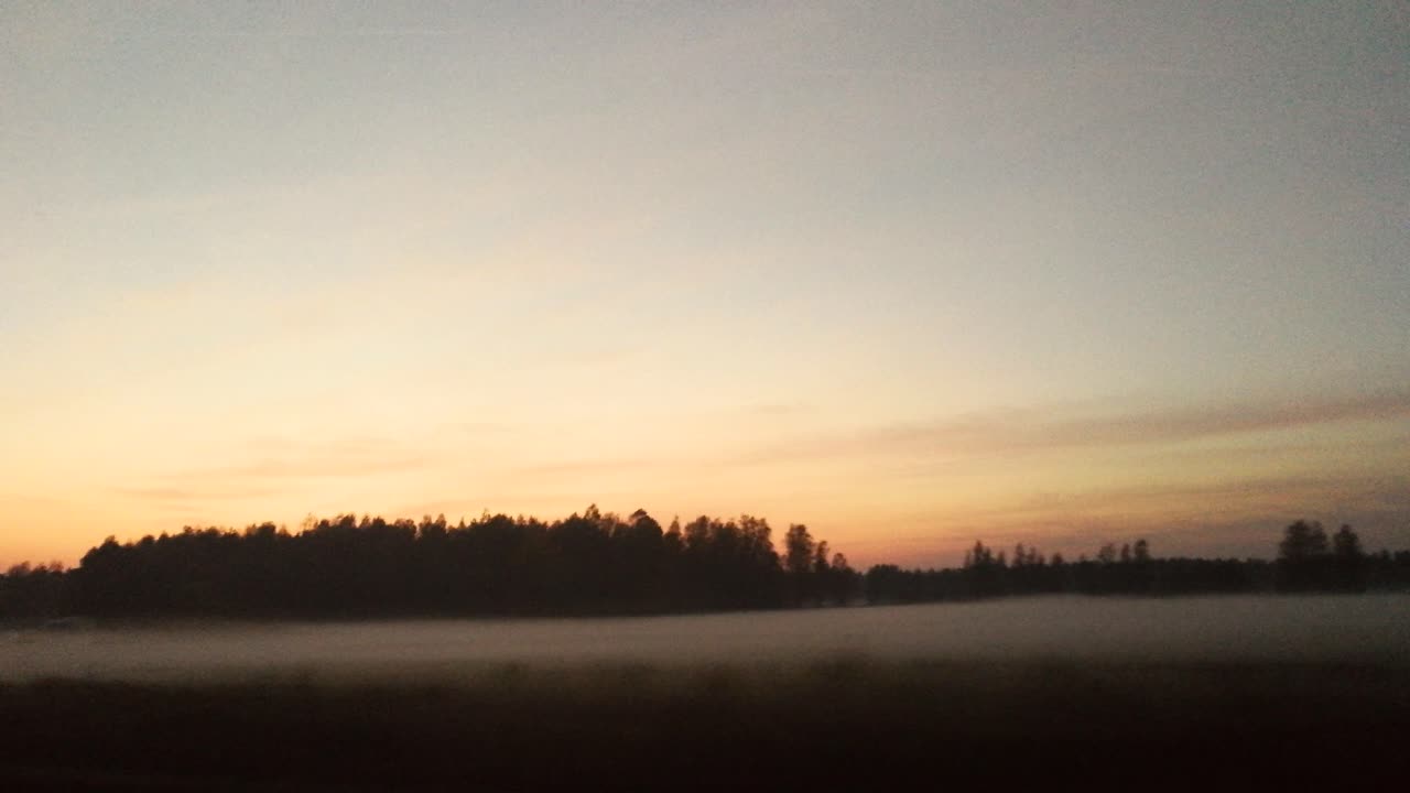 vista desde la conducción de automóviles hasta el campo, la noche y la niebla