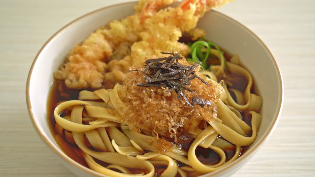 fideos ramen japoneses con camarones tempura - estilo de comida asiática
