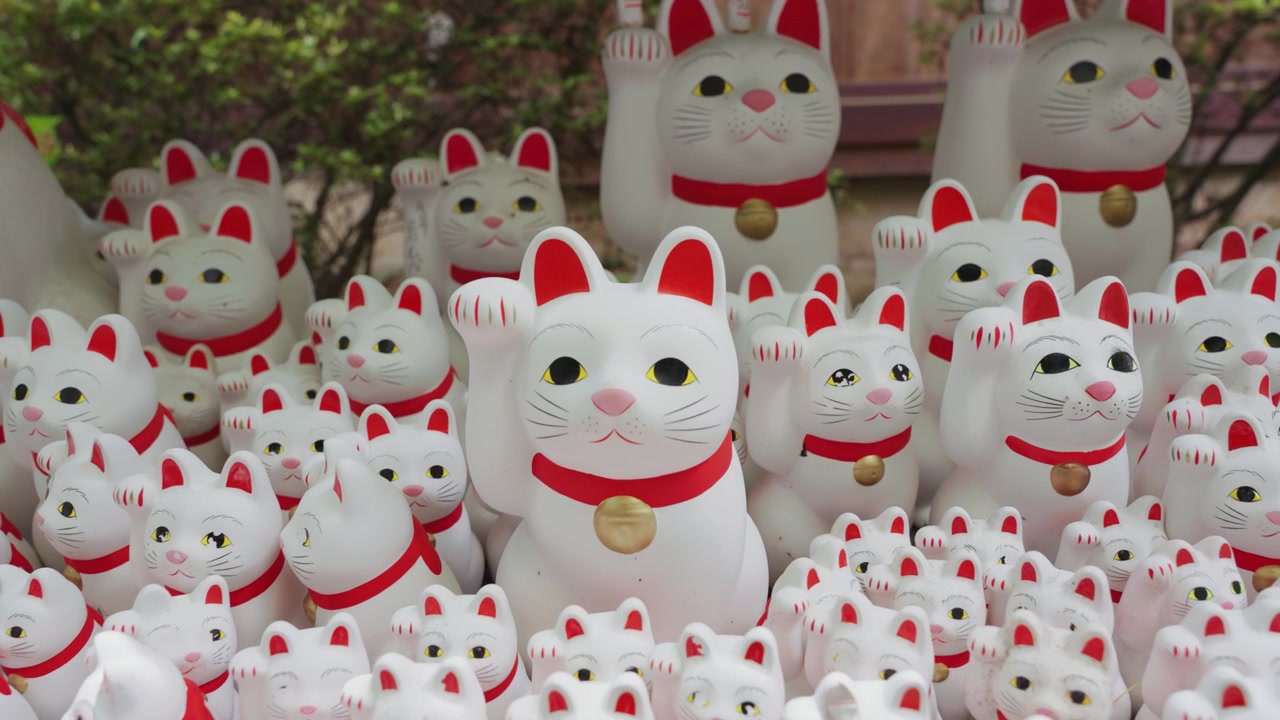 Gotokuji Tapınağı'nda yüzlerce şanslı Maneki Neko kedi figürü, Japon kültürü, seyahat, maneviyat, turizm, iyi şans, gelenek ve ikonik simge yapılar temaları için ideal.