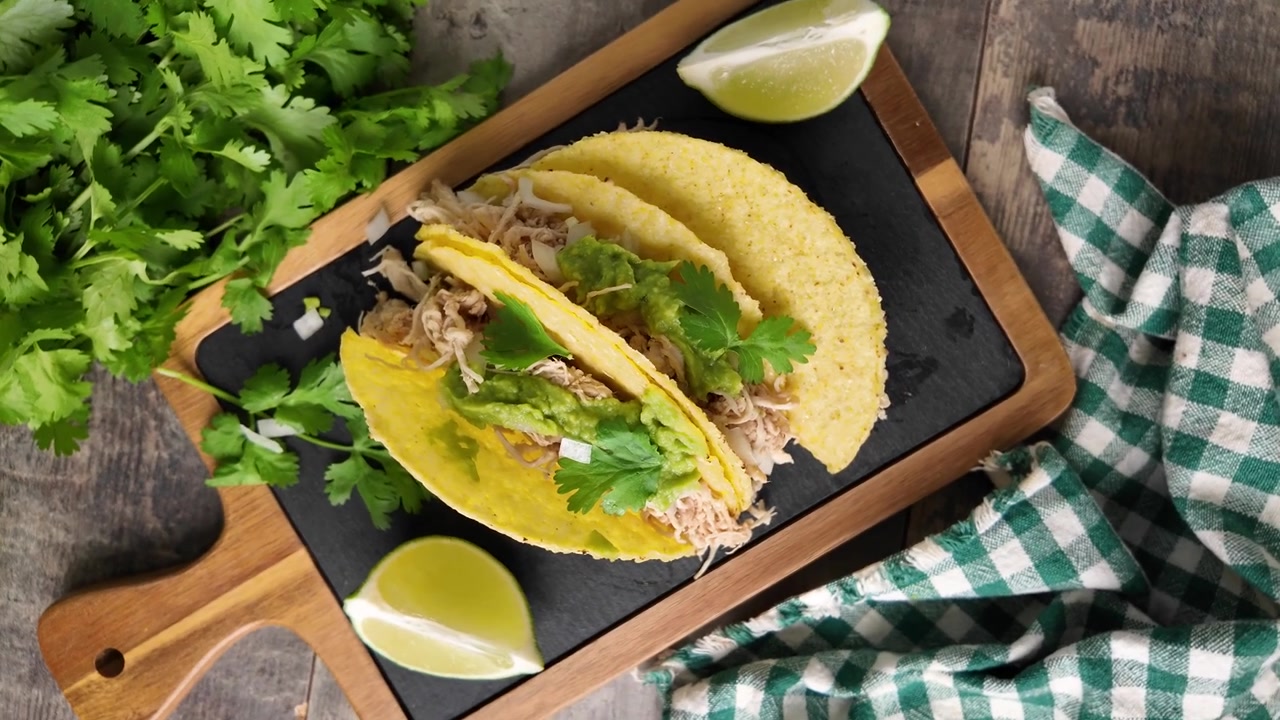 Carnitas tacos med guacamole, koriander, løg og lime