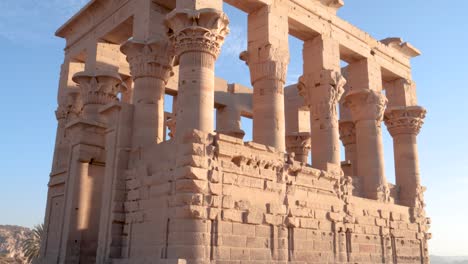 vista ristretta delle rovine conservate nell'antico tempio di philae ad aswan, in egitto