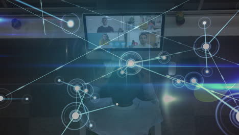 animación de la red de conexiones sobre hombres usando computadora