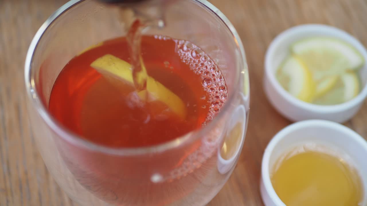 과 함께 뜨거운 레몬 차