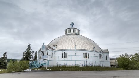 Kirche-Unserer-Lieben-Frau-Des-Sieges-In-Inuvik,-Zeitraffer