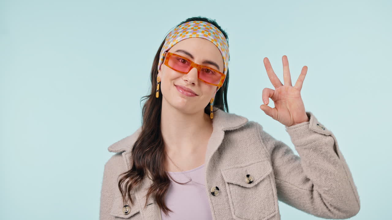 스튜디오, 패션 및 행복한 여성의 얼굴은 습니다