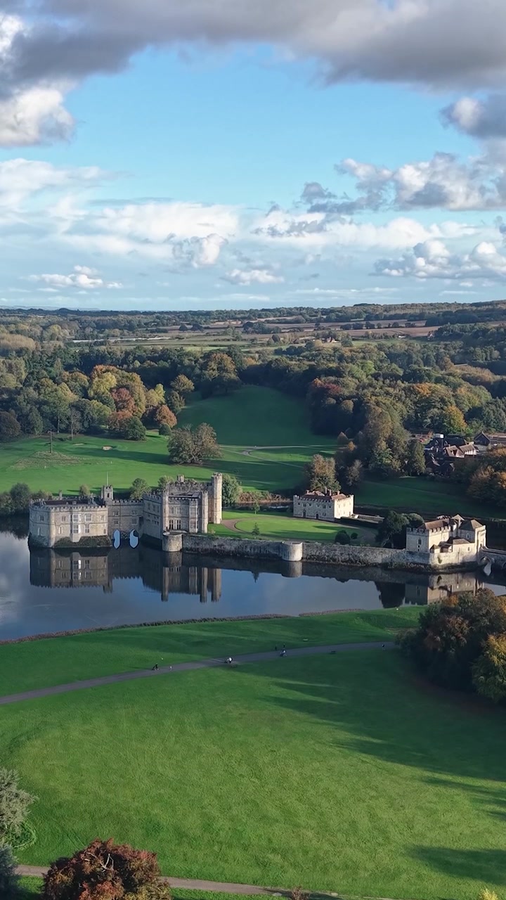 Veduta aerea verticale del Castello di Leeds a sud-est di Maidstone nel Kent, Regno Unito