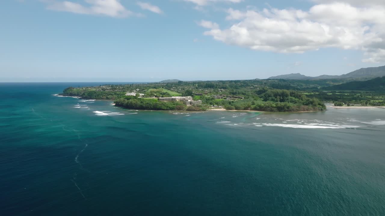 Veduta aerea della costa di Princeville, sulla costa nord dell'isola di Kauai nelle Hawaii, Stati Uniti, in una soleggiata giornata estiva.