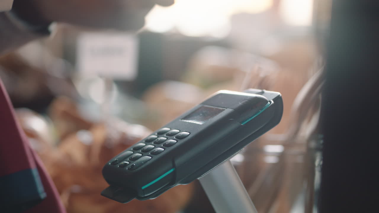 cliente de cerca usando un reloj inteligente haciendo pagos sin contacto transferencia de dinero móvil en un café disfrutando del servicio en un restaurante