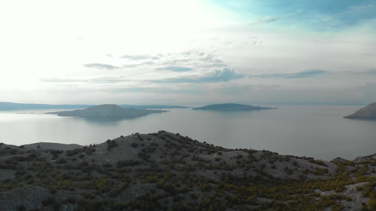 toma panorámica aérea de la costa rocosa y las islas en el día nublado-5