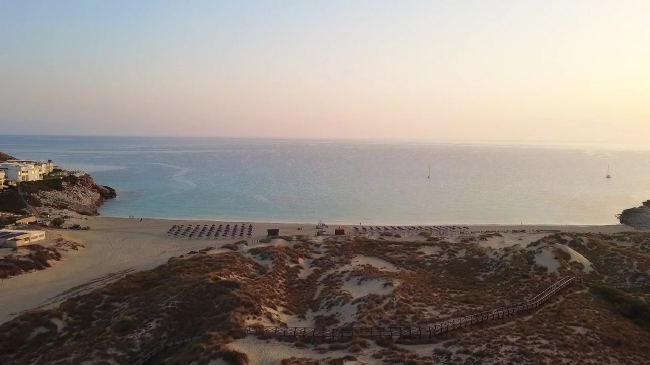 Paesaggio al tramonto sulla spiaggia di Cala Mesquida e sul Mar Mediterraneo