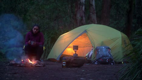 mochileros aborígenes australianos sentados junto al fuego en el parque nacional de las montañas azules