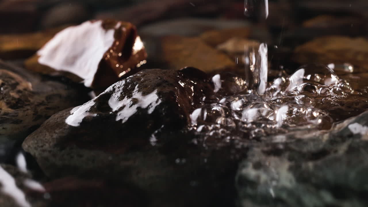 강에서 흐르는 물