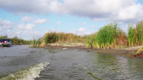 Tour-En-Lancha-Rápida-En-El-Delta-Del-Danubio---Retrolavado-De-Una-Lancha-Rápida-Que-Navega-En-El-Delta-Del-Danubio-En-Rumania,-Europa