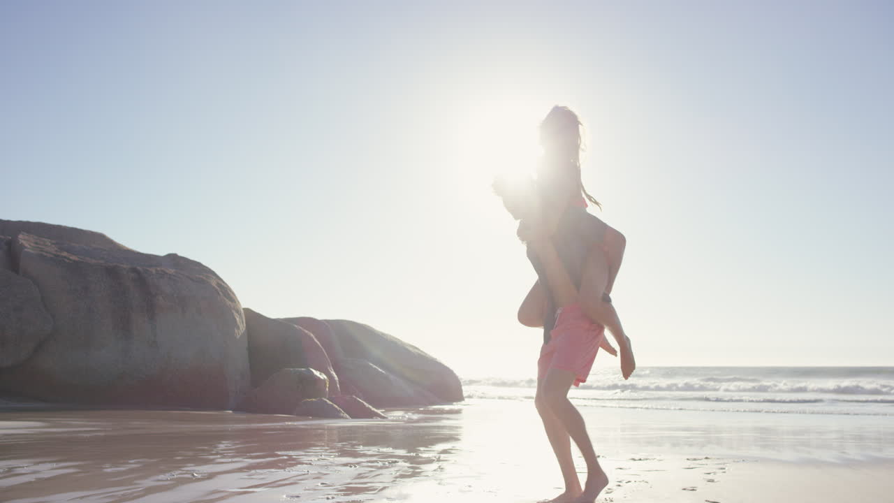 매력적인 남자가 여자친구와 함께 해변에서 자연을 즐기는 커플