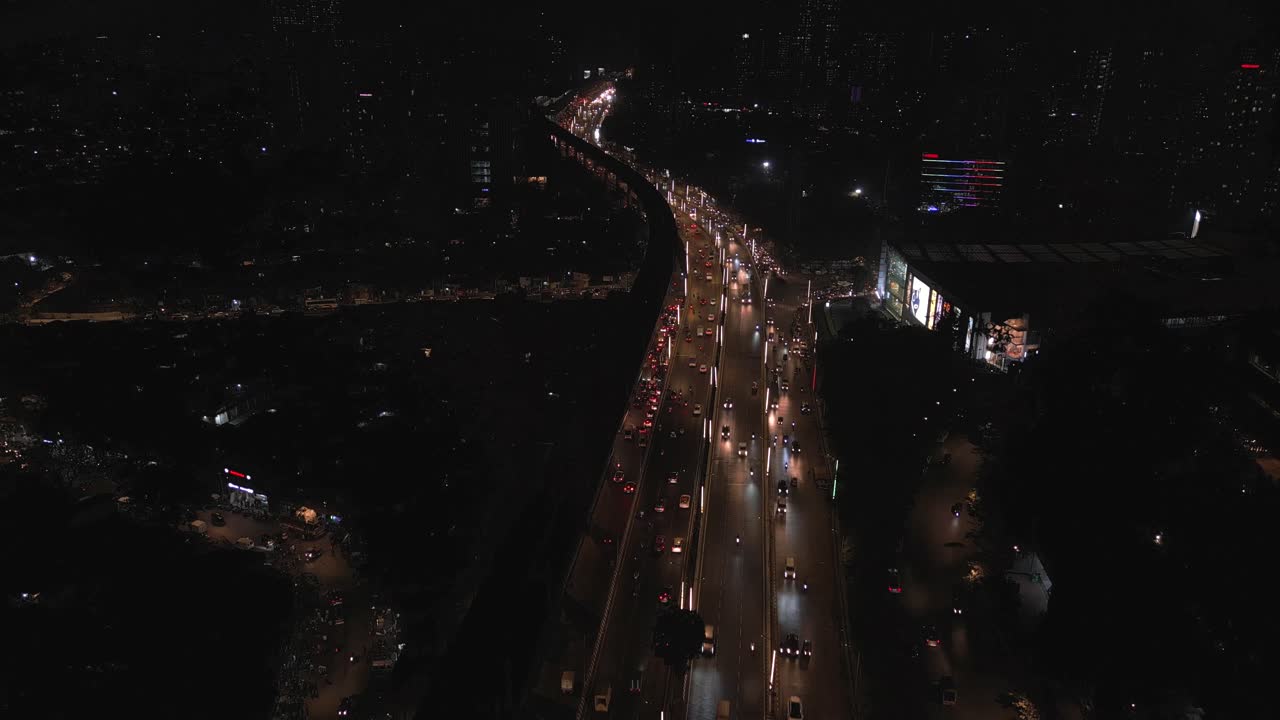 뭄바이의 서부 고속도로 및 지하철 노선 하단에서 상단까지의 새 눈 야경