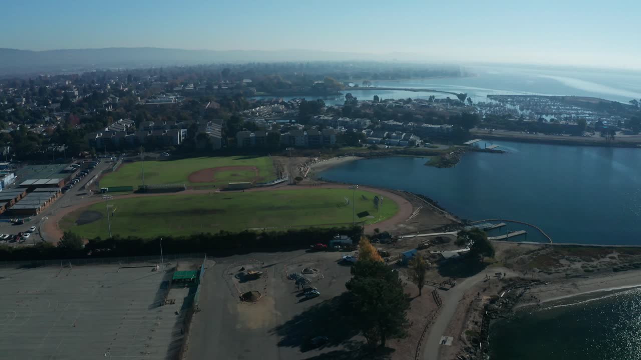 el hermoso cielo azul sobre la zona industrial cerca de las instalaciones comerciales
