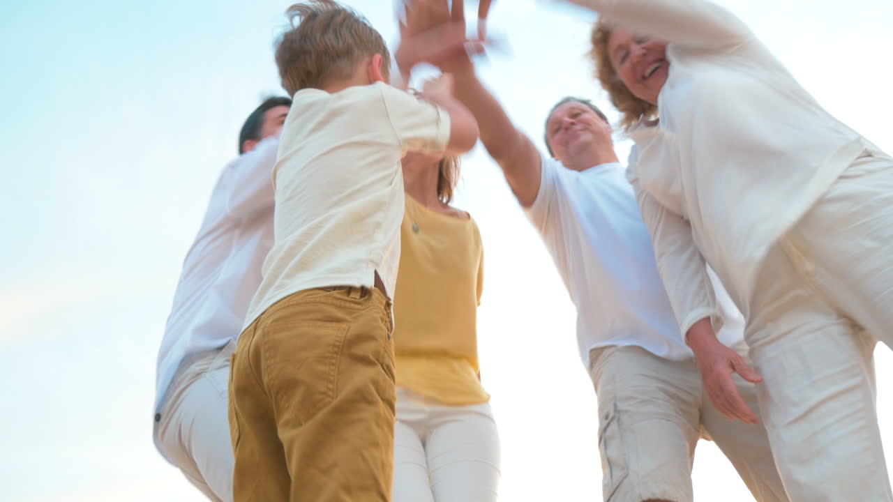 친밀한 가족이 손을 잡고