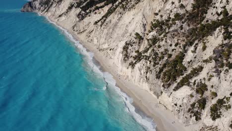 Atemberaubende-Küste-Mit-Azurblauem-Mittelmeer,-Steilen-Klippen,-Griechenland