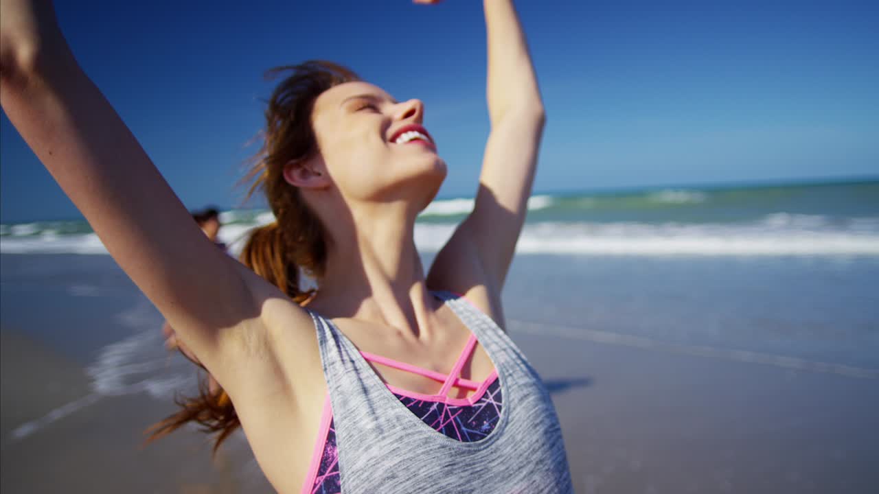 retrato de una mujer americana caucásica entrenando en la playa