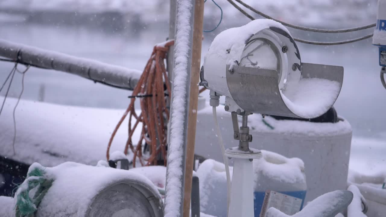 눈보라 속에서 보트에 눈으로 덮인 해군 랜턴과 선박 갑판 - 슬로우 모션