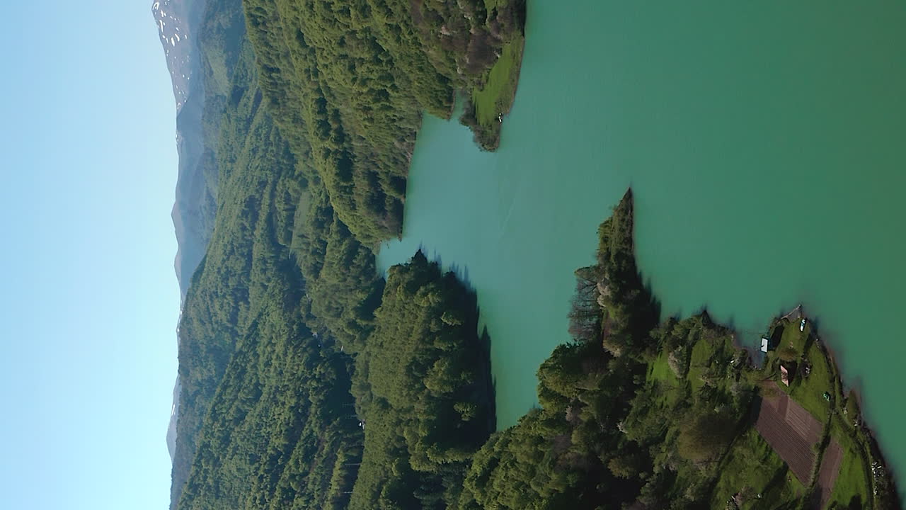 presa de maneciu en rumania - video vertical para historias de medios sociales - toma aérea