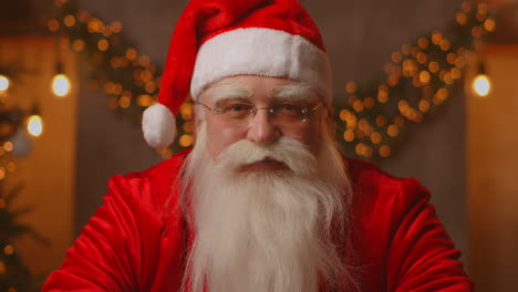 Amable-Papá-Noel-En-Una-Sala-De-Estar-Bellamente-Decorada-Para-Las-Vacaciones.-Retrato-De-Primer-Plano-De-Santa-Claus.-Imágenes-4k-De-Alta-Calidad