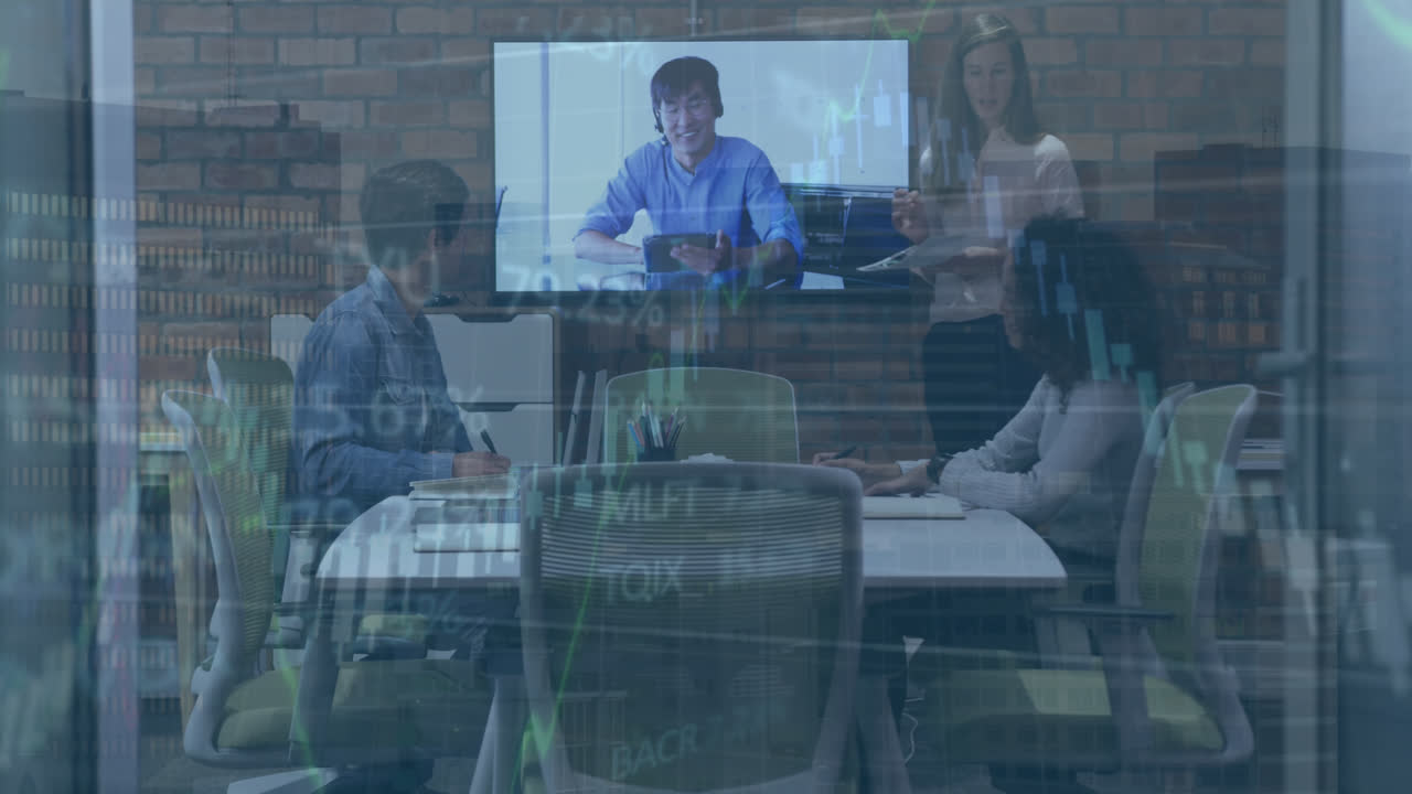 animación del procesamiento de datos financieros sobre colegas que tienen una videoconferencia en la oficina.