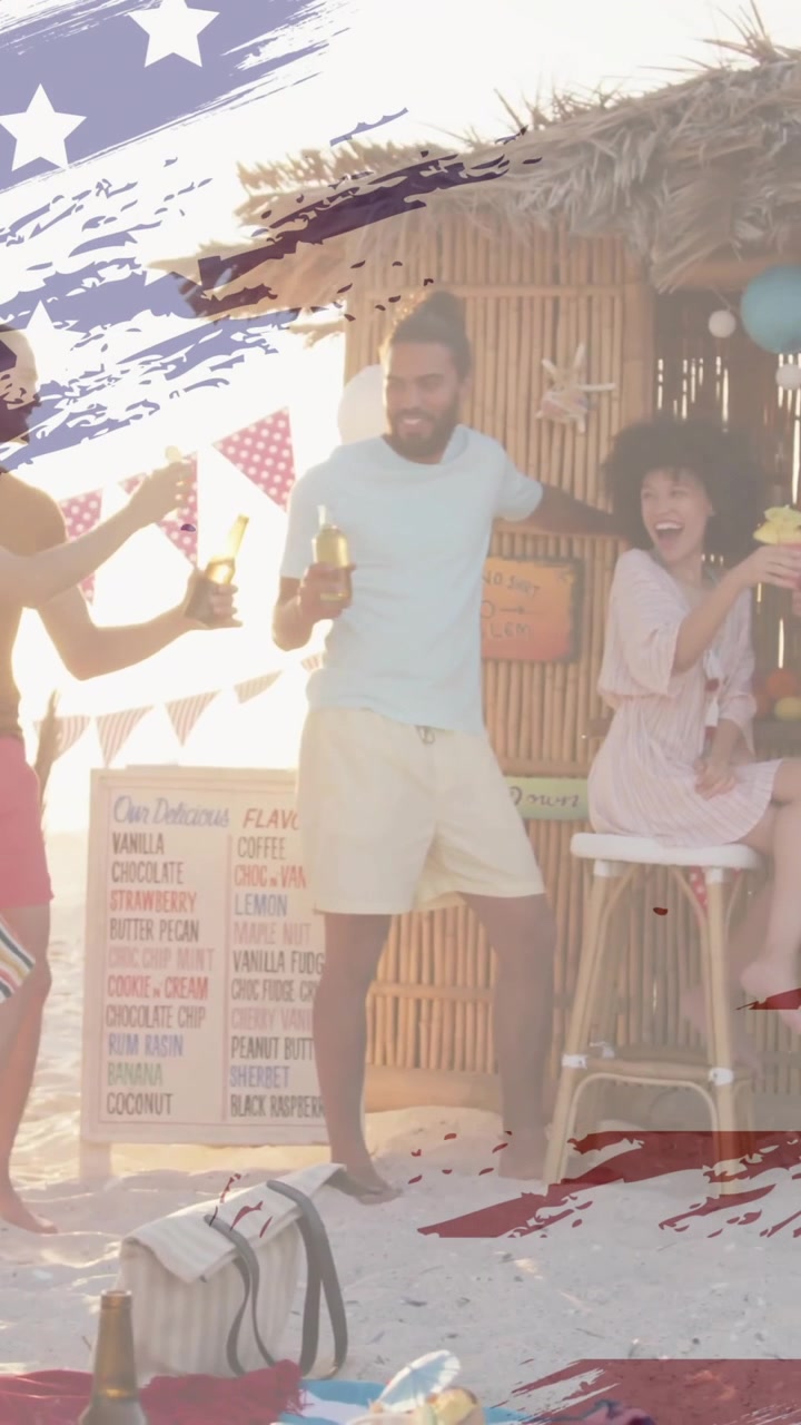 Animazione della bandiera americana su amici che gustano bevande in un bar sulla spiaggia