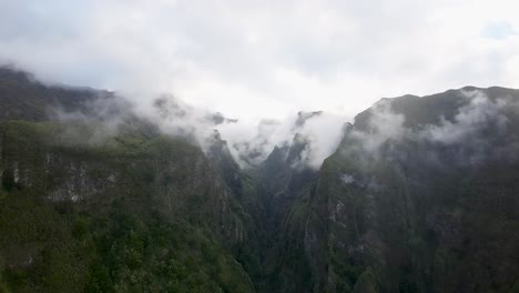 Neblige-Berggipfel-Und-Täler-Auf-Der-Insel-Madeira