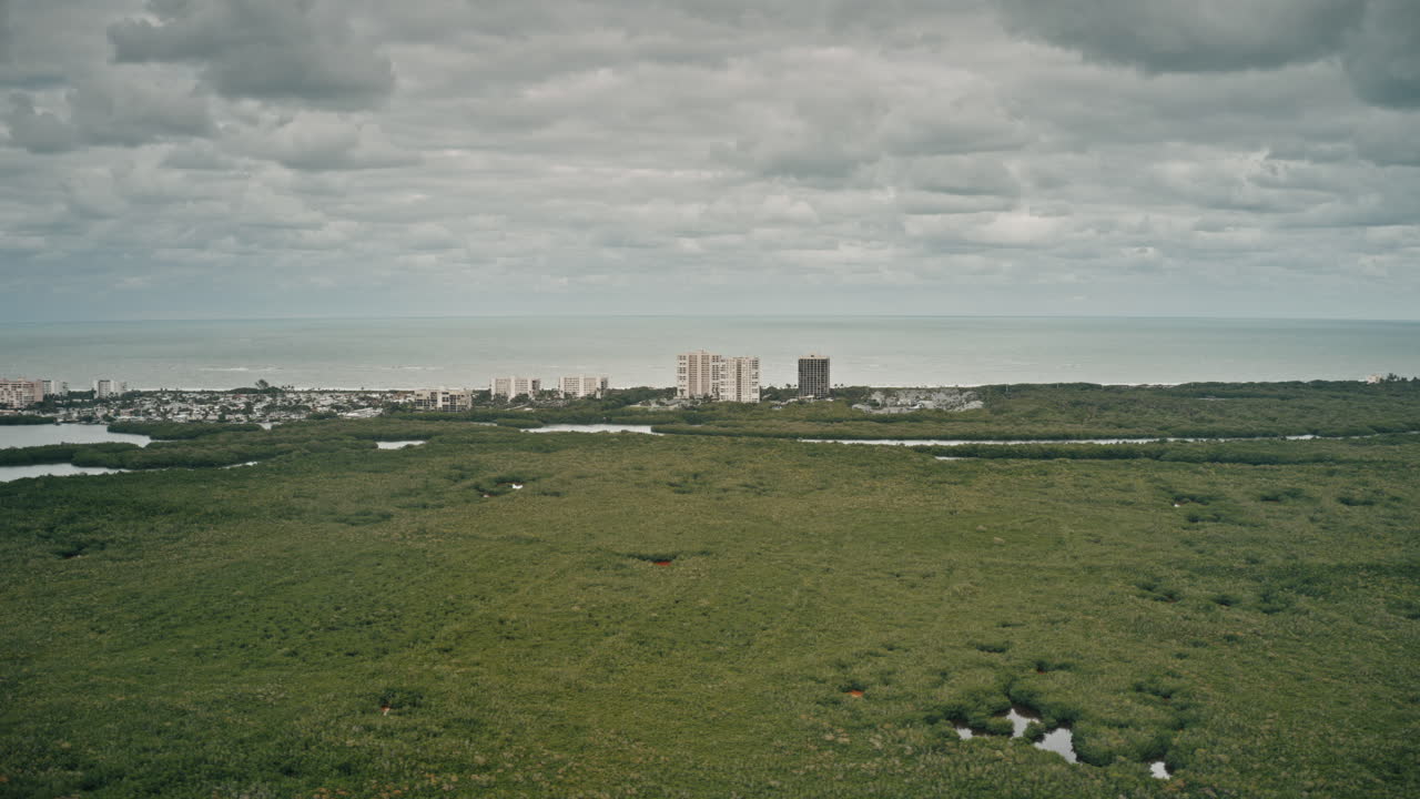 timelapse aéreo de edificios de condominios en la intercostera en florida