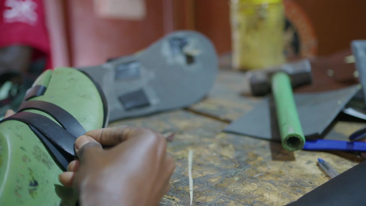 Making African Leather Sandals on Foot Mould Shoemaking