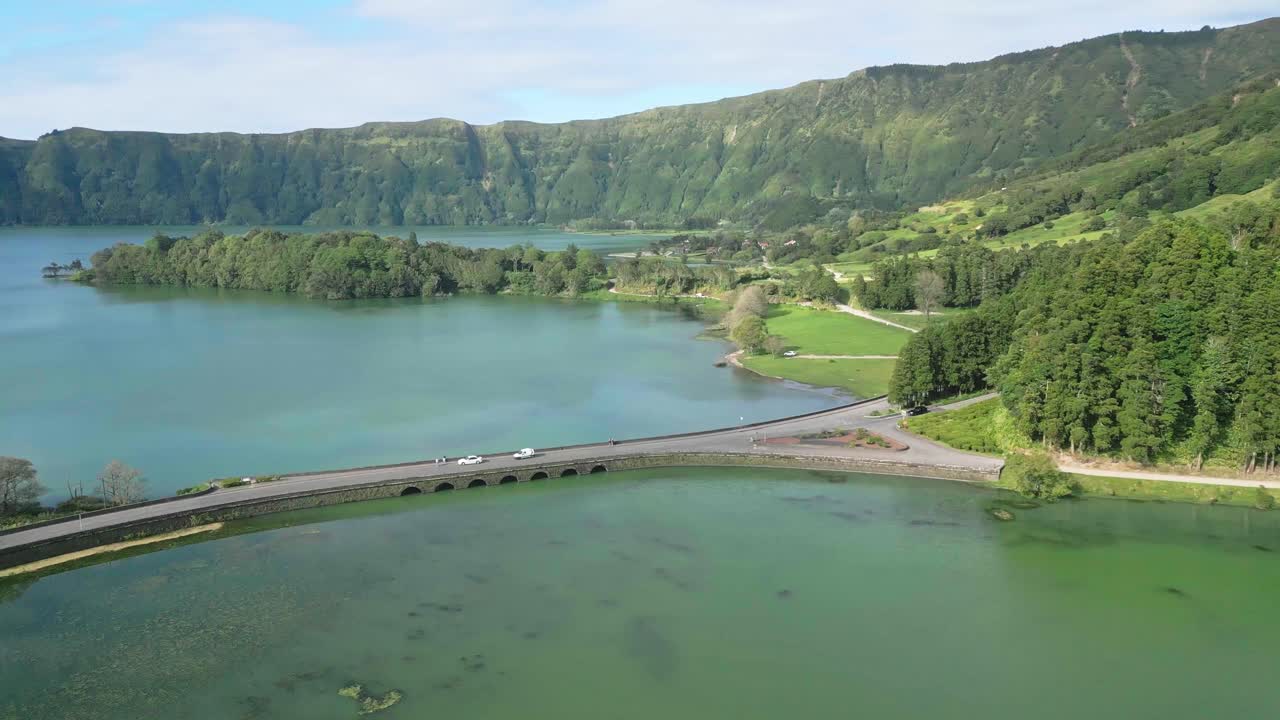 아조레스 섬의 미라두로 세테 시데시 (miradouro sete cidades) 의 아름다운 공중 풍경