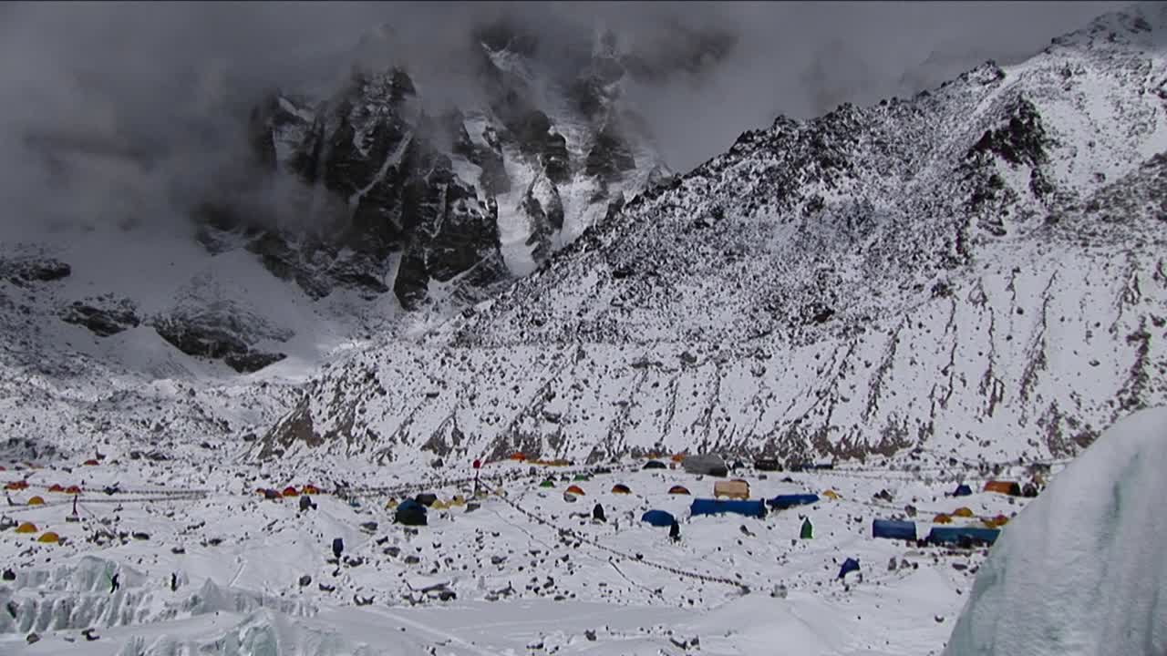 눈 덮인 에베레스트 베이스캠프의 넓은 샷 팬