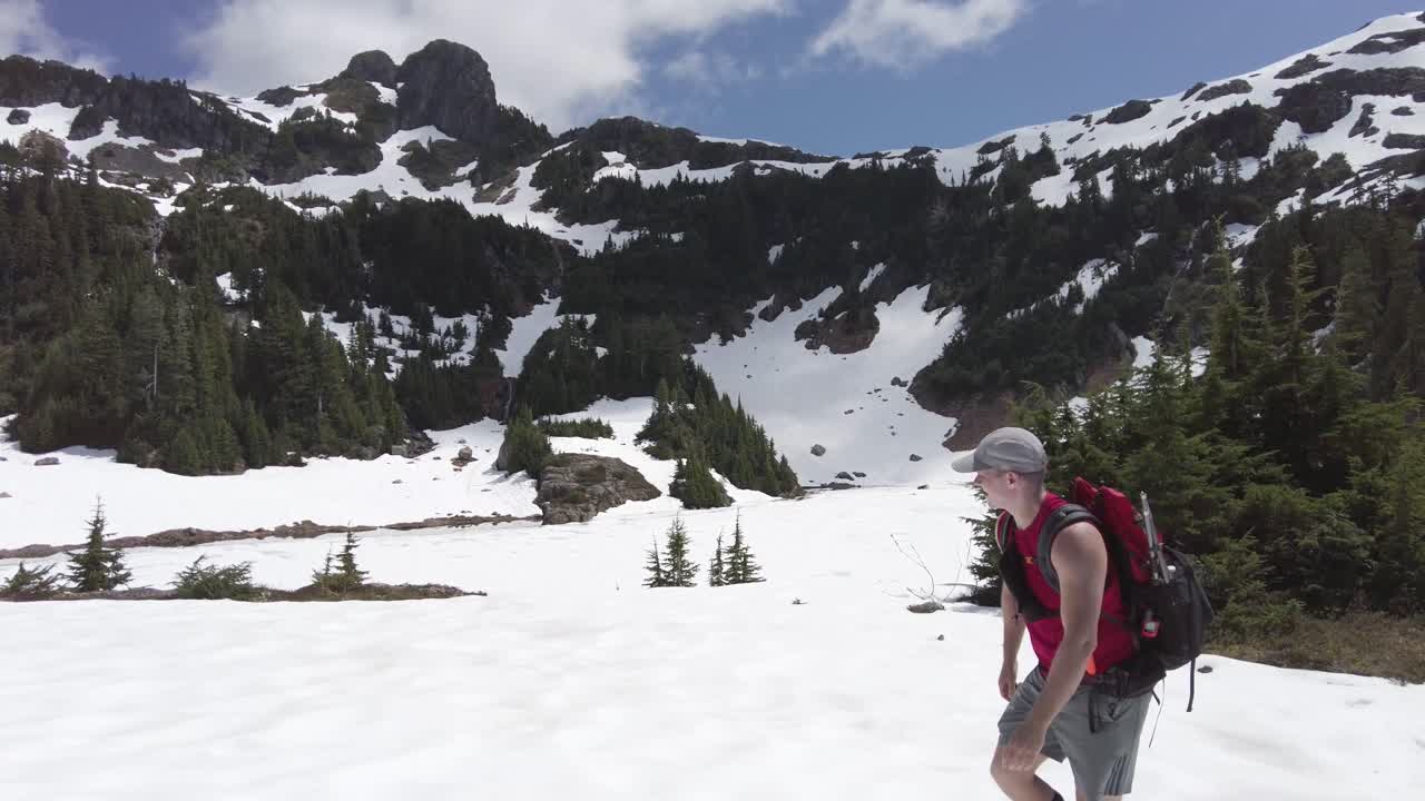 얼어붙은 호수, 코발트 호수, 마운트 5040, 밴쿠버 섬, 캐나다 옆에서 하이킹하는 남자