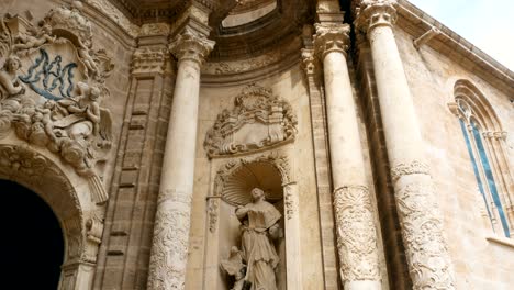 disparo de seguimiento en la puerta de la catedral en valencia, españa