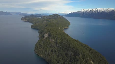 Bild,-Das-Von-Oben-Eine-Landschaft-Aus-Seen-Und-Bergen-Mit-Schnee-Läuft