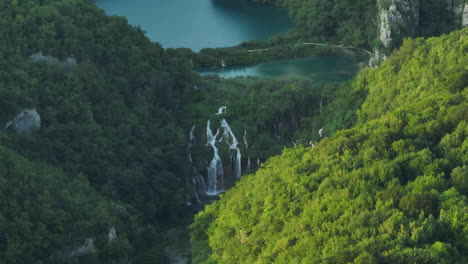 Toma-Aérea-Del-Parque-Nacional-Del-Lago-Plitvice-En-Croacia,-Europa-2