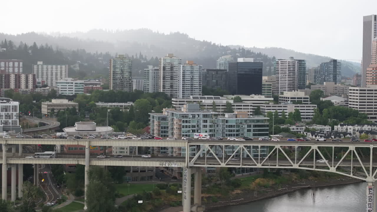 오리건 주 포틀랜드 시내의 공중 풍경, 구름이 가득한 여름 오후