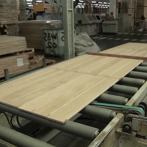 línea de producción en una fábrica de carpintería