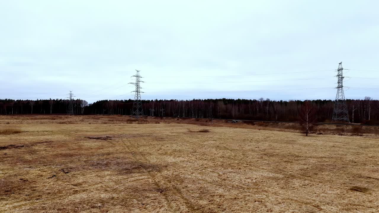 tres líneas eléctricas de alta tensión