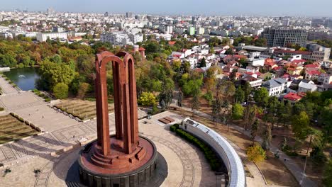 Vista-Aérea-Giratoria-Alrededor-Del-Mausoleo-Que-Revela-Lentamente-El-Parque-Carol-En-Bucarest,-Rumania.