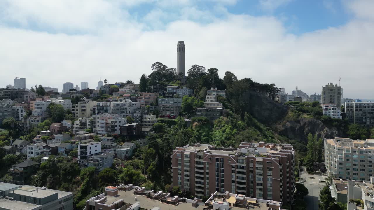 drone aéreo que se acerca toma de la torre coit y la colina del telégrafo de san francisco