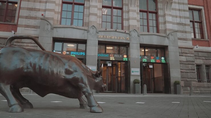 Statua del toro di fronte al Beursplein 5 ad Amsterdam