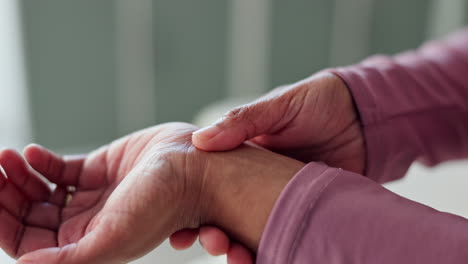 mujer con dolor en la muñeca