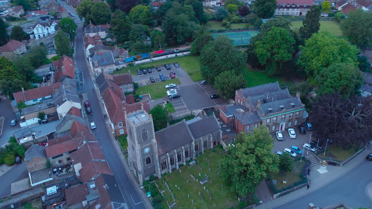 위에서 회전하는 공중 드론 영상