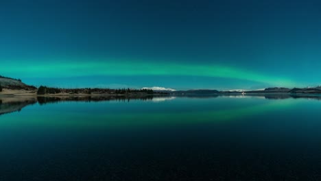 timelapse de la aurora boreal con un reflejo perfecto en un lago en islandia