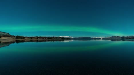 timelapse de la aurora boreal con un reflejo perfecto en un lago en islandia