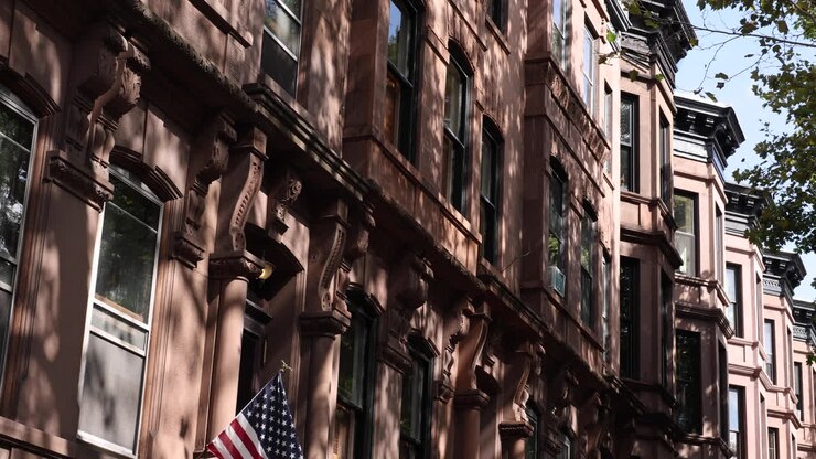 Panorama di una casa in brownstone a Brooklyn con una bandiera degli Stati Uniti, che cattura il fascino e lo spirito patriottico della vita urbana.