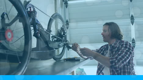 animación de formas que se mueven sobre un hombre caucásico reparando una bicicleta