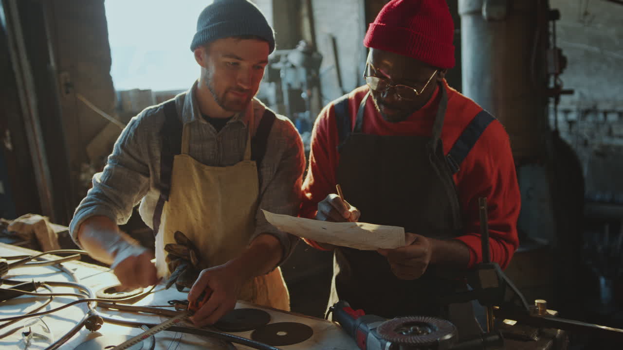 스메이트는 롤미터를 연습생으로 사용하여 작업장에서 측정을 작성합니다.